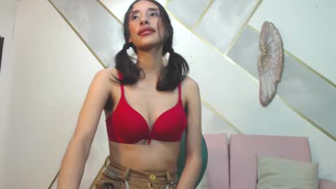 Snapshot of roxana_cyrano chatting on February 19, 12:14 am online show from February 19, 12:14 am