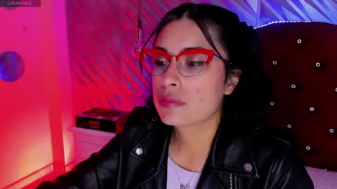 roxanne_han online show from April 24, 11:56 am