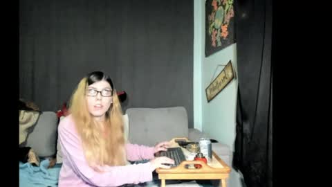 roxihazeleyes online show from April 22, 5:14 am