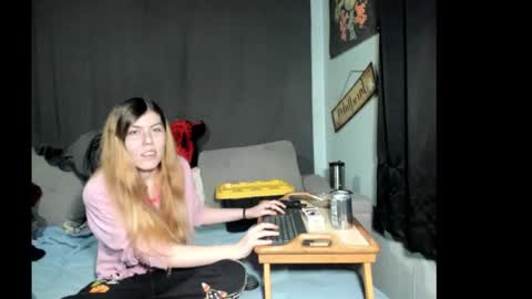 roxihazeleyes online show from March 26, 12:28 am