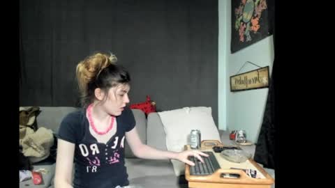 roxihazeleyes online show from June 8, 12:38 am