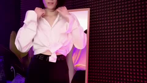 roxy_riot_ online show from March 8, 8:00 am