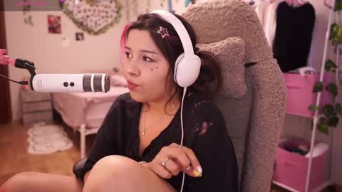 roxysuh online show from April 4, 8:10 am