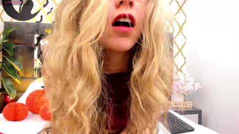 Snapshot of rubby_taylor chatting on October 21, 4:10 pm RubbyTaylor online show from October 21, 4:10 pm