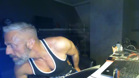 Chico que rico Caliente online show from April 23, 1:35 am