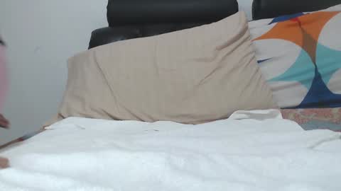 saaramiller     online show from January 27, 4:20 am