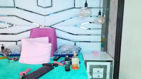 Sabrinna online show from August 4, 9:00 pm
