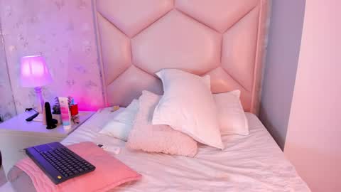 salem_smith_ online show from May 8, 12:22 pm