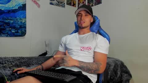 Snapshot of salvatore_dereck chatting on October 22, 1:09 am online show from October 22, 1:09 am