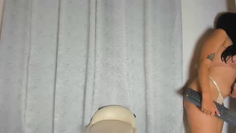 Snapshot of samantha_lux_ chatting on October 22, 10:18 am samantha_lux_ online show from October 22, 10:18 am