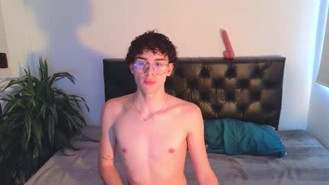 Snapshot of sandro_vitali chatting on September 17, 6:11 pm sandro_vitali online show from September 17, 6:11 pm