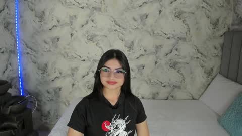 Snapshot of sara_fernandezz chatting on January 15, 2:13 pm sara online show from January 15, 2:13 pm