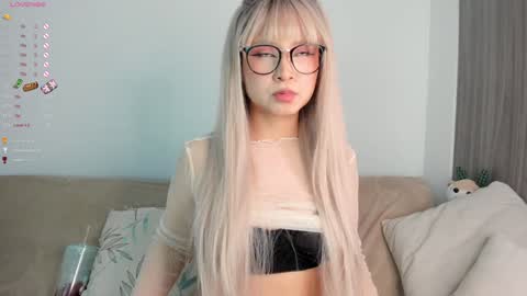 Snapshot of sara_kim_ chatting on February 9, 3:11 am Sara new account give me thomb up Follow me help me reach 15k followers again online show from February 9, 3:11 am