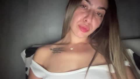 Snapshot of sarrah_rossy chatting on October 8, 8:59 pm Sarrah online show from October 8, 8:59 pm