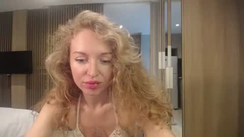Snapshot of sashasweetsasha chatting on October 19, 6:07 am Sasha online show from October 19, 6:07 am