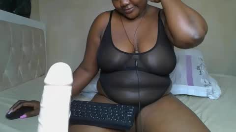 sassie_bee online show from February 20, 11:43 pm