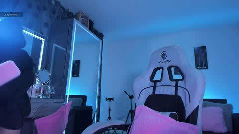    im expecting 300 thumbs up on my altar online show from September 8, 11:26 pm