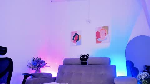     .  INDEPENDENT MODEL online show from April 19, 3:51 am