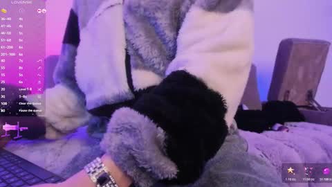     .  INDEPENDENT MODEL online show from February 22, 1:14 pm