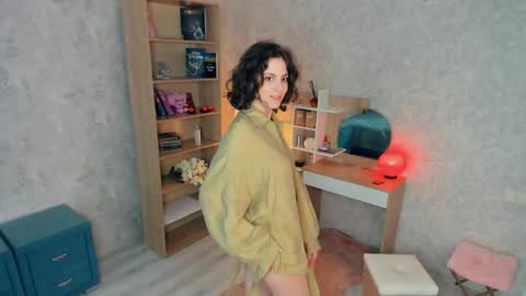Mia online show from May 16, 10:23 am