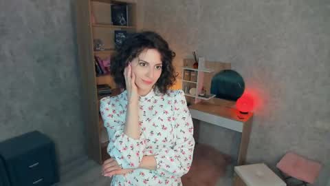 Mia online show from May 18, 7:36 am
