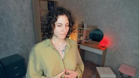 Mia online show from May 16, 10:36 am