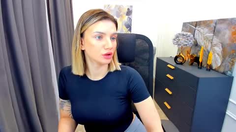 selenaemoore online show from March 25, 3:46 am