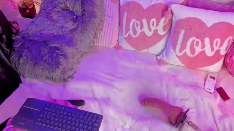 Sennia online show from December 5, 3:21 pm