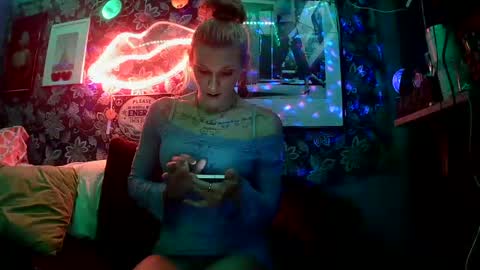 Snapshot of sexxileeah42o chatting on October 28, 8:15 am Leeah CloudZzz online show from October 28, 8:15 am