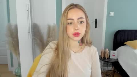 C o r a l i e online show from April 25, 1:41 pm