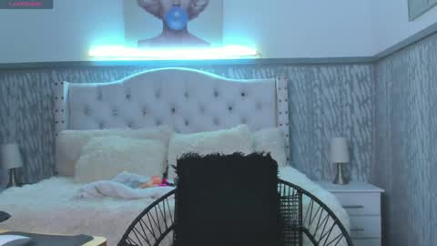 laura online show from April 22, 11:39 am