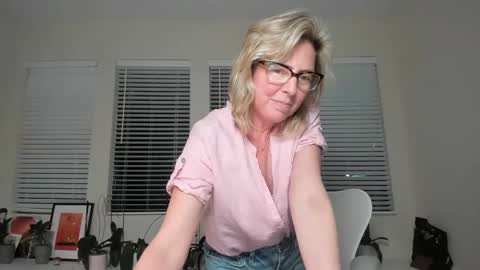 Sharkgirl online show from December 4, 11:30 pm