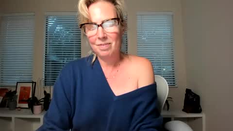 Sharkgirl online show from December 7, 11:18 pm