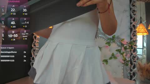 Snapshot of skinny_linda chatting on February 8, 4:14 pm   online show from February 8, 4:14 pm
