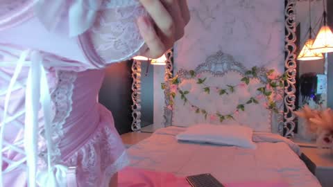 Snapshot of skinny_linda chatting on February 7, 5:51 pm   online show from February 7, 5:51 pm