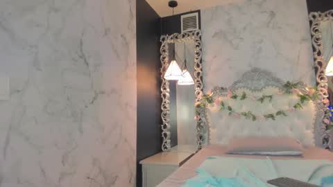 Snapshot of skinny_linda chatting on February 24, 10:15 am   online show from February 24, 10:15 am
