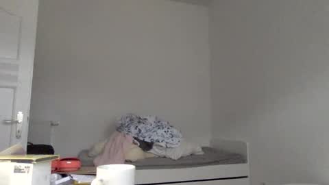 Snapshot of sklave_s chatting on December 6, 12:22 pm sklave_s online show from December 6, 12:22 pm