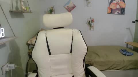 snow_2000 online show from September 27, 3:15 am