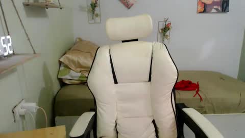 snow_2000 online show from November 11, 6:26 am