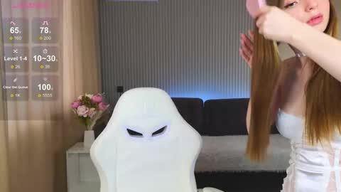 Snapshot of sofia__home chatting on October 20, 7:13 am Sofia online show from October 20, 7:13 am