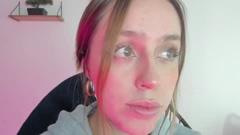 Snapshot of sofia_palacios_ chatting on December 18, 2:42 am online show from December 18, 2:42 am