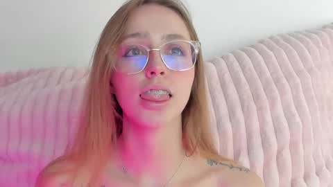 Snapshot of sofia_palacios_ chatting on February 15, 7:06 am online show from February 15, 7:06 am