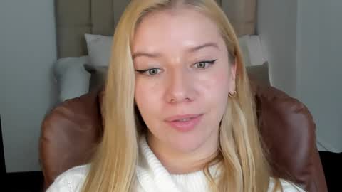 Snapshot of sofia_woodss chatting on December 7, 6:43 pm Sofia online show from December 7, 6:43 pm