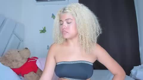 sofiacastillo01 online show from January 6, 6:23 pm