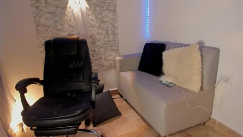 SOFIA independent model  online show from December 22, 12:45 pm