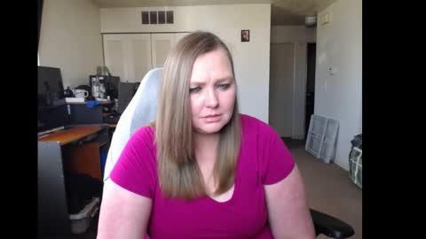 Snapshot of softerpeaches chatting on March 12, 7:47 pm Rose online show from March 12, 7:47 pm