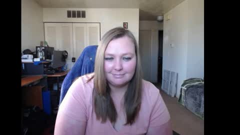 Snapshot of softerpeaches chatting on March 11, 7:47 pm Rose online show from March 11, 7:47 pm