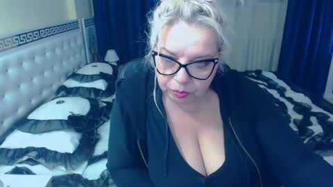 Snapshot of sonyamilf chatting on December 19, 5:29 pm Sonya online show from December 19, 5:29 pm