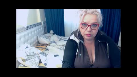 Snapshot of sonyamilf chatting on October 2, 12:37 pm Sonya online show from October 2, 12:37 pm