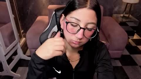 sophie_jones_b online show from March 17, 12:43 pm